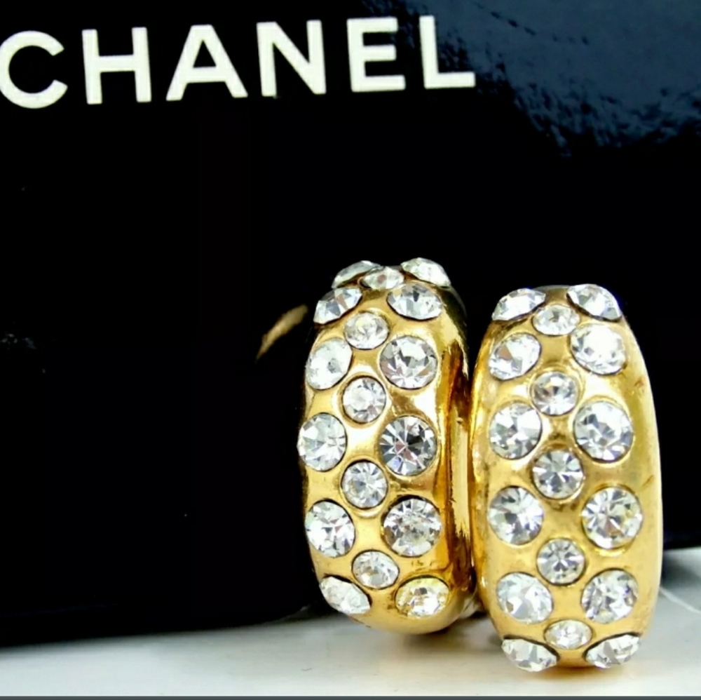 AUTHENTIC  CHANEL 23 STRATH RHINESTONE VIN…